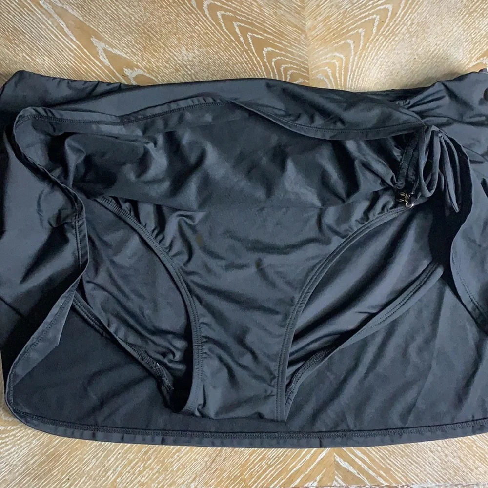 ANNE COLE Plus Size Black Adjustable Side Slit Skirted Bottom 24W